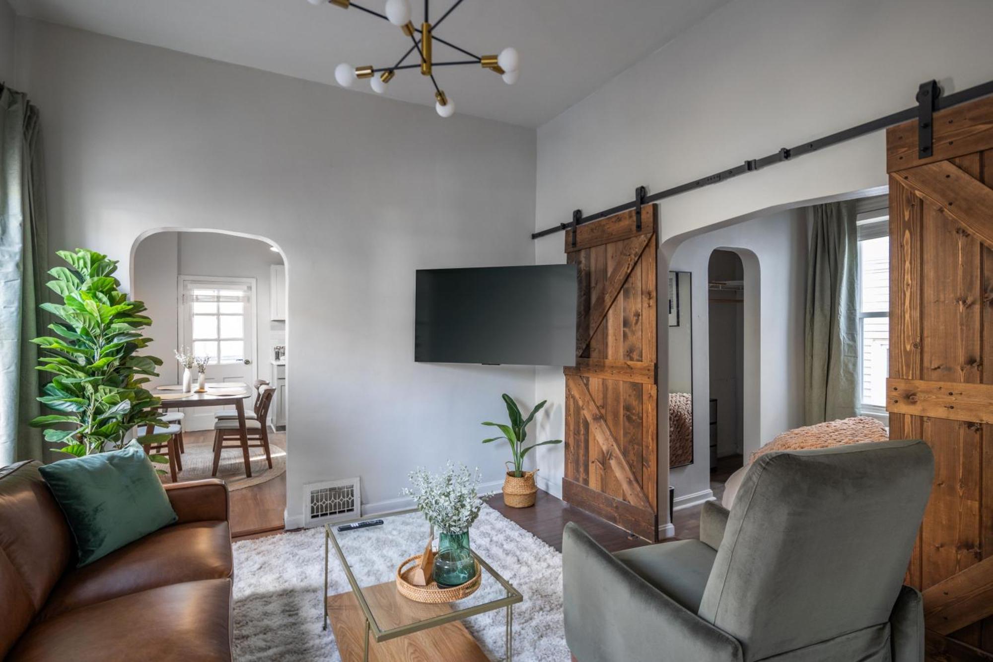 Mid-Century Modern Retreat In Little Italy Apartment Cleveland Exterior foto