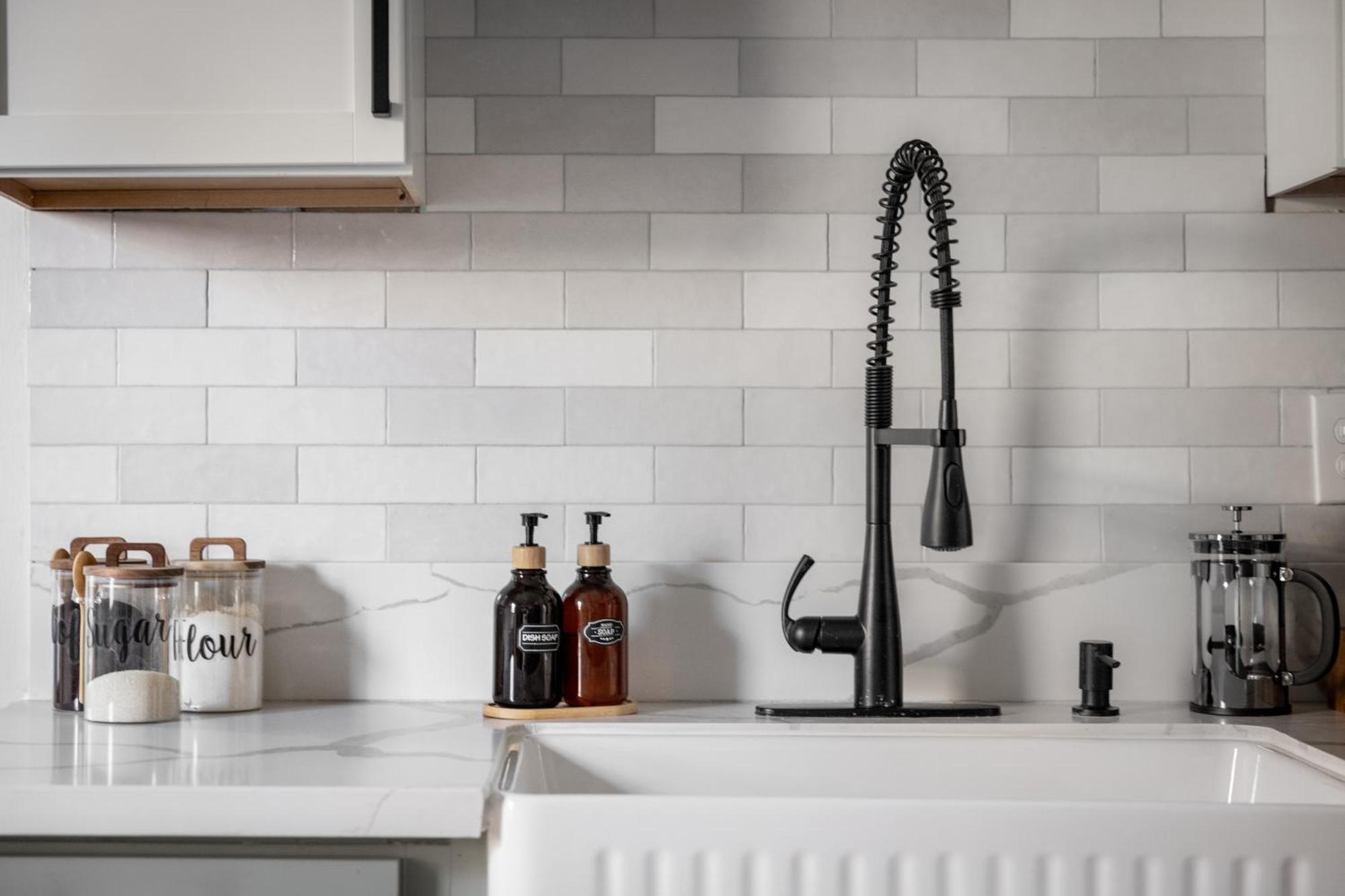 Mid-Century Modern Retreat In Little Italy Apartment Cleveland Exterior foto