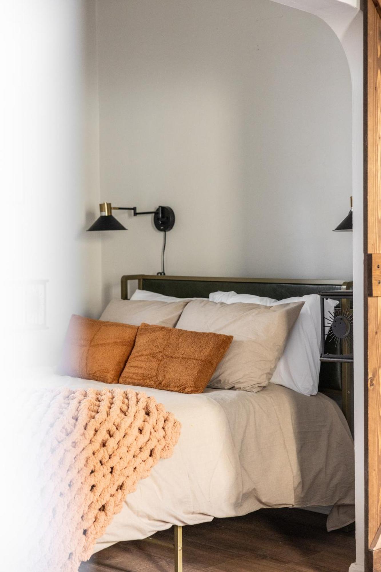 Mid-Century Modern Retreat In Little Italy Apartment Cleveland Exterior foto