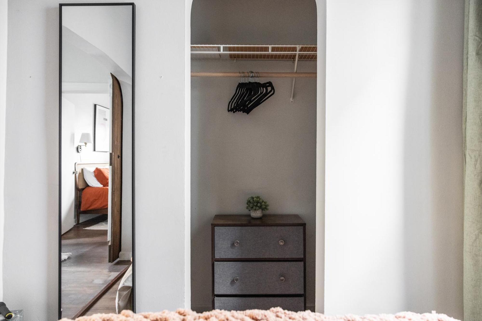 Mid-Century Modern Retreat In Little Italy Apartment Cleveland Exterior foto