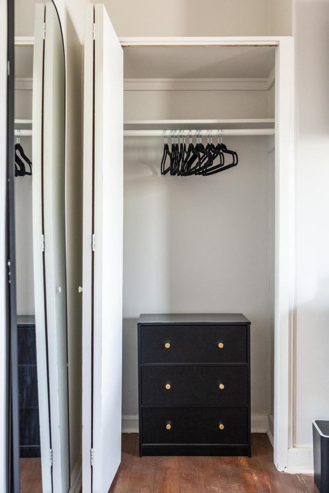 Mid-Century Modern Retreat In Little Italy Apartment Cleveland Exterior foto
