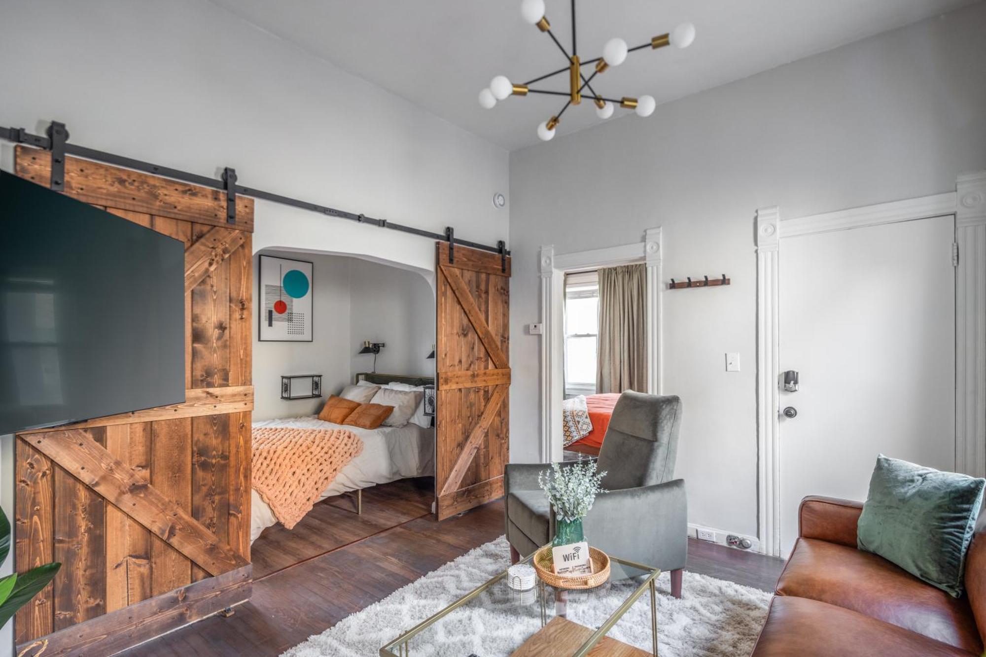 Mid-Century Modern Retreat In Little Italy Apartment Cleveland Exterior foto
