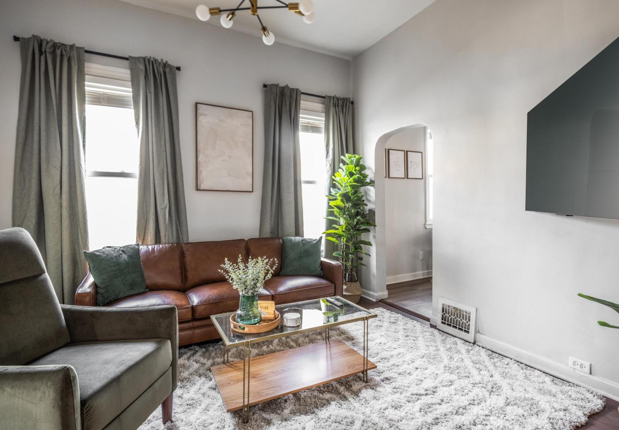 Mid-Century Modern Retreat In Little Italy Apartment Cleveland Exterior foto